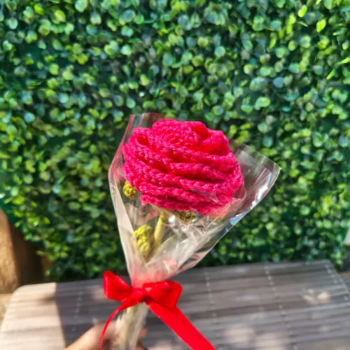 Flor rosa de crochê pronta entrega