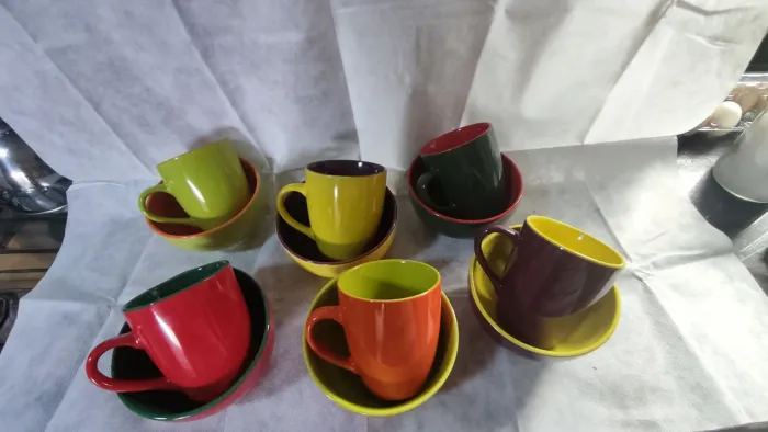 Conjunto de Canecas e Tigelas em Cerâmica Colorida (Várias Cores)