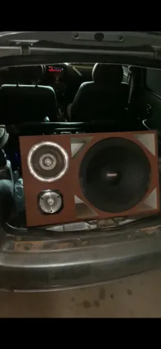Vendo caixa trio de 15 usada pouco tempo.