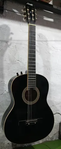 Violão elétrico com as cordas na altura certa e funcional no som sem dor de cabeça!