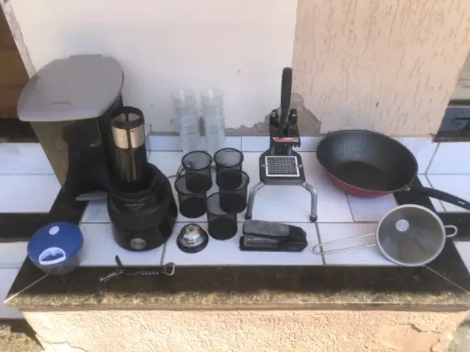 Vendo esses itens da foto, frigideira, cabrita para cortar alimentos e outros