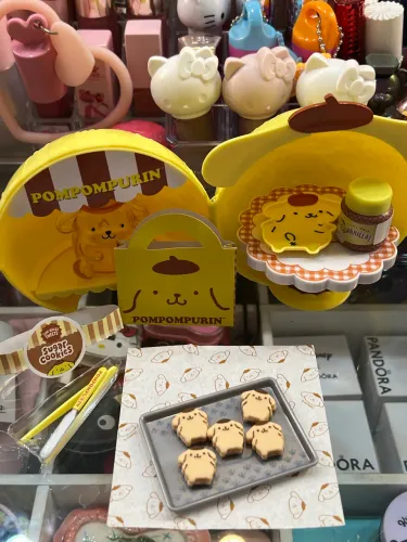 Mini verse Hello Kitty Pompompurin