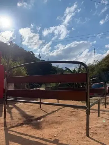 Cama antiga de ferro bruto com madeira maciça