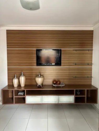 Móvel em MDF, painel para TV com rack suspenso e prateleiras de vidro