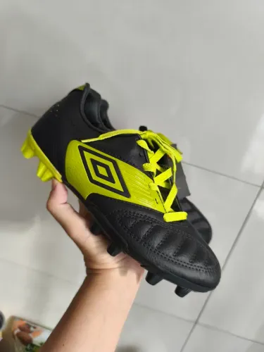 Chuteira umbro veste 36 nova