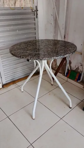 Mesa de granito sem cadeira