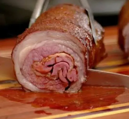 Costela , sobrecoxa e hambúrguer artesanal prontos p assar .