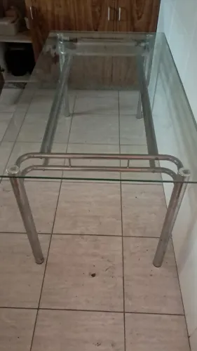 Mesa tampo de vidro - 0,9m x 1,60m - base metálica