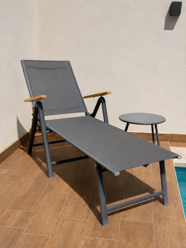 Kit Espreguiçadeira + Mesa Lateral para Área Externa Piscina cadeira de praia