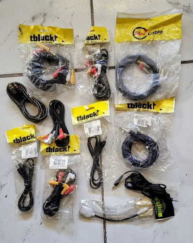 Cabos, lote com 100 un RCA entre outros.