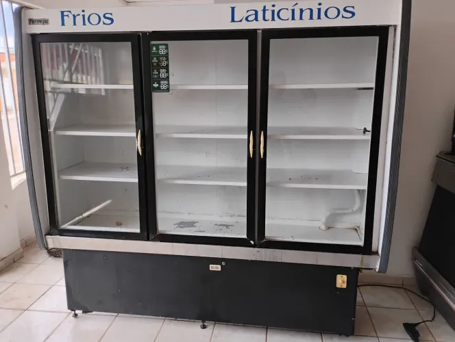 Freezer 3 portas placa fria em ótimo estado/ valor 3.700,00/ informações *