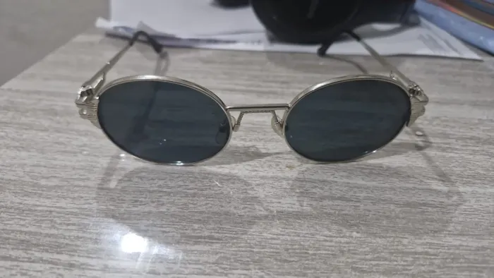 Vende-se boné e óculos