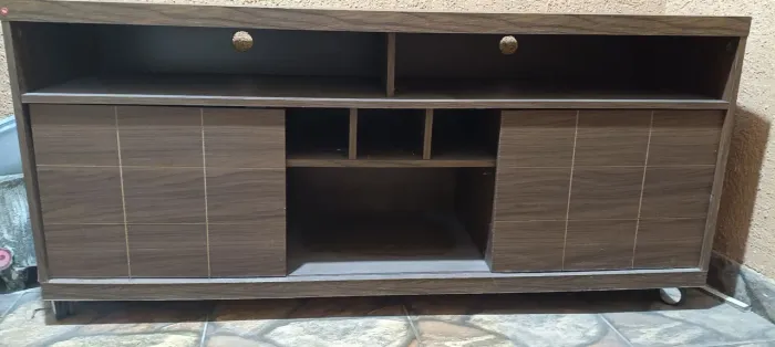 Mesa rack em ótimas condições com rodinhas 