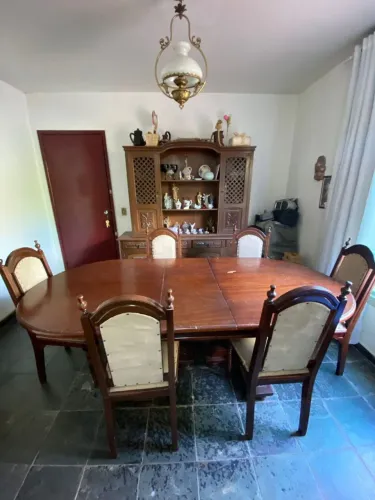 Conjunto sala de jantar antiga anos 80 com 6 cadeiras e buffet e oratório em cerejeira