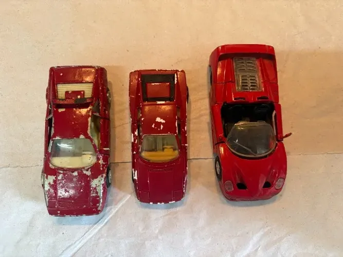 Lote com 3 carrinhos tipo Ferrari  antigos sucata   - leia