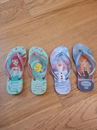 2 pares de chinelos havaianas infantil.um par 28 o outro 29.