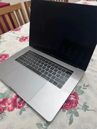 MacBook Pro 15? | Intel Core i9 | 1TB SSD | 16GB RAM | (Com Bateria Nova)