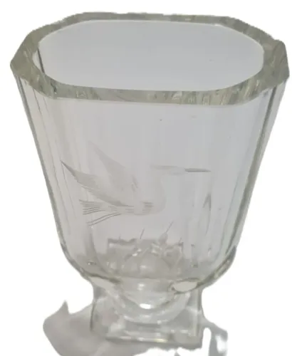 Vaso de cristal com design escandinavo, muito provavelmente da renomada marca sueca Orrefo