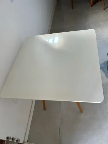 Mesa de jantar Eiffel quadrada.