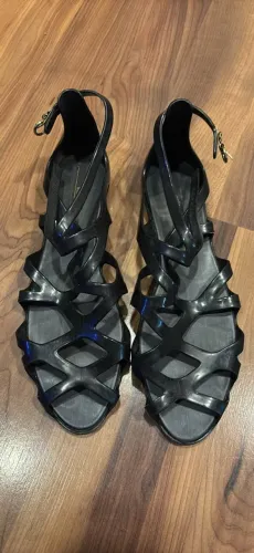 Melissa Grace Sandal (ou similar da linha de tiras cruzadas vazadas) na cor preta opaca
