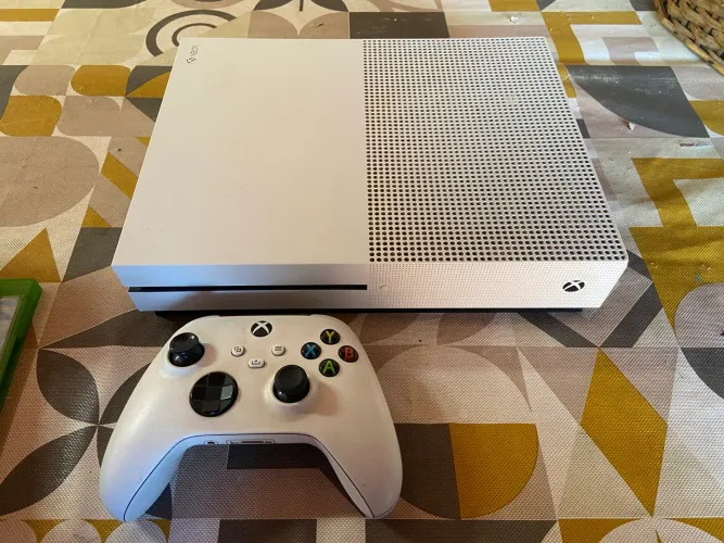 Xbox one S,1 controle e 4 jogos