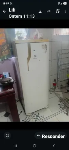 Mesa e geladeira