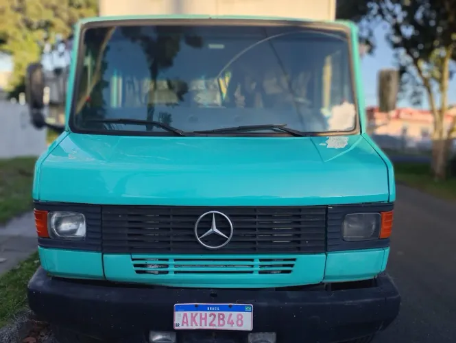 Mercedes-Benz 710 ano 2002