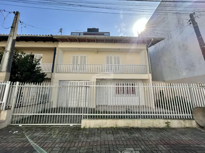 Casa semi mobiliada disponível para locação residencial ou comercial no centro de Balneári