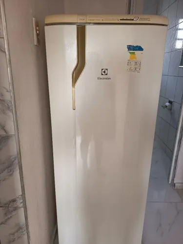 Vendo uma geladeira Eletrolux com problema no motor