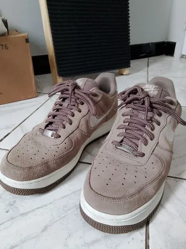 TÊNIS NIKE AIR FORCE 1 LV8 TREND 41/42 MARROM