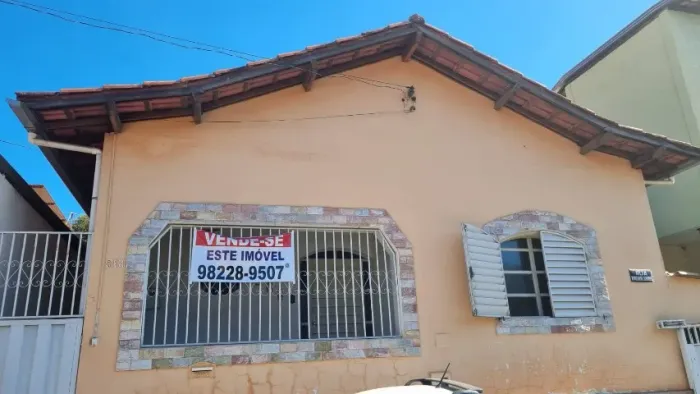Casa em Caeté/MG, no bairro Centro.