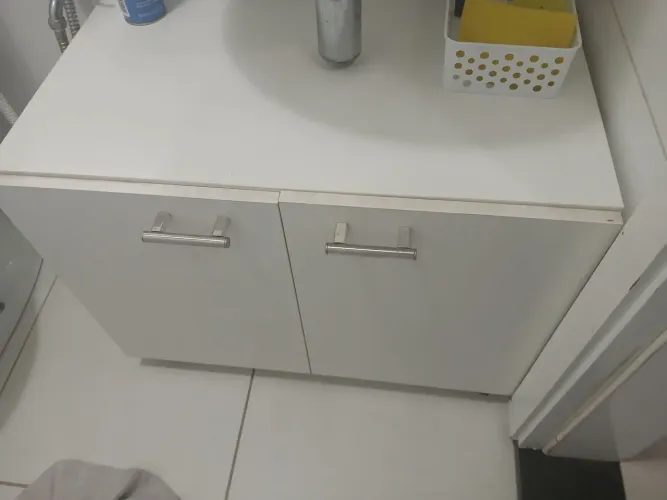 Armário pequeno com rodinhas