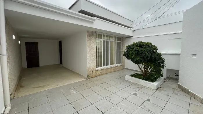 Casa térrea com quintal disponível para locação.