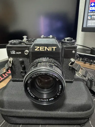 Câmera Analógica Zenit 12XP + Lente MC Helios-44M-4 58mm