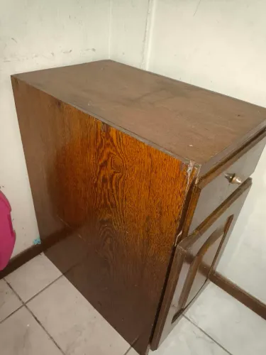 Criado mudo em madeira de lei