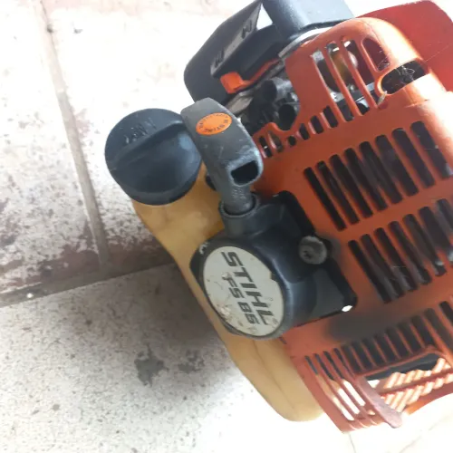 Máquina de roçar a gasolina