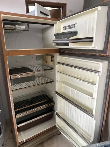 Vendo geladeira antiga conservada 