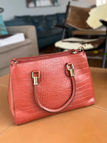 Bolsa schutz original <br>Bolsa Schutz original em couro croco terracota com alça transversal
