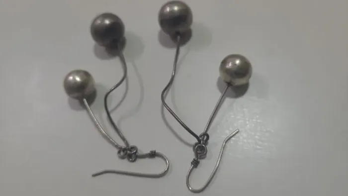brincos em prata de gancho com pingente de bola