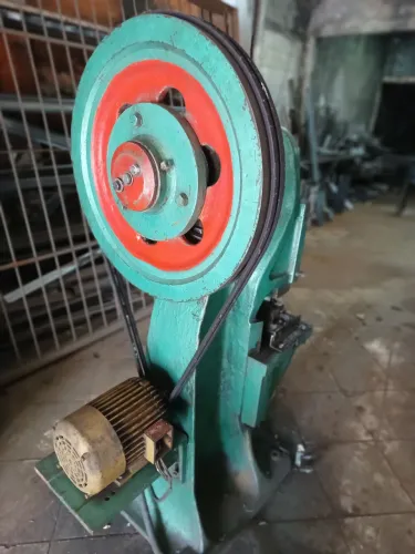Vendo Prensa Exentrica de 15 toneladas com matriz para perfuração de ferro chato.