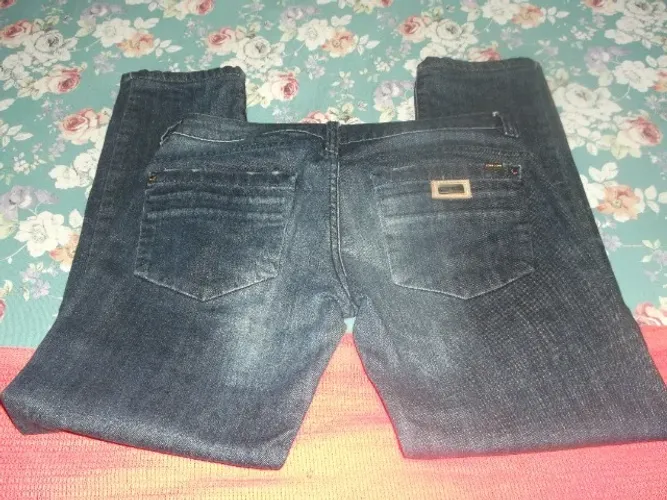 calça jeans escura