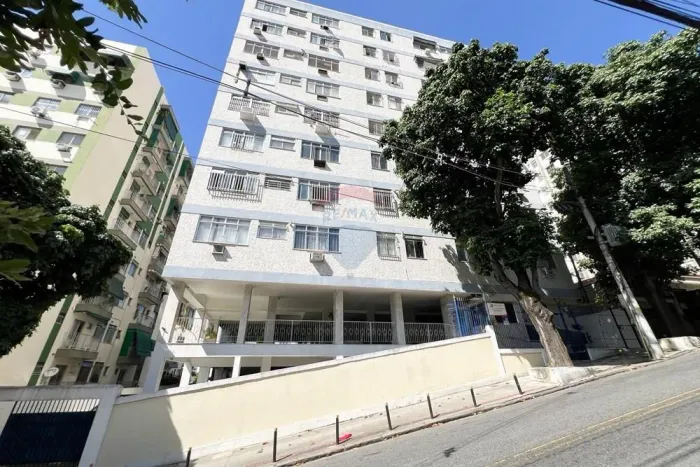 Apartamento c/ 2 Quartos e Garagem em Todos os Santos