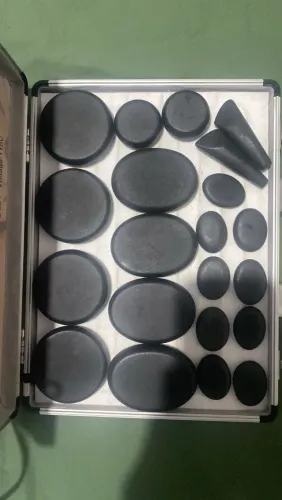 Vendo essa maleta de pedra quente pra massagem nova