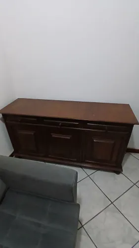 Uma cômoda grande usada com gavetas