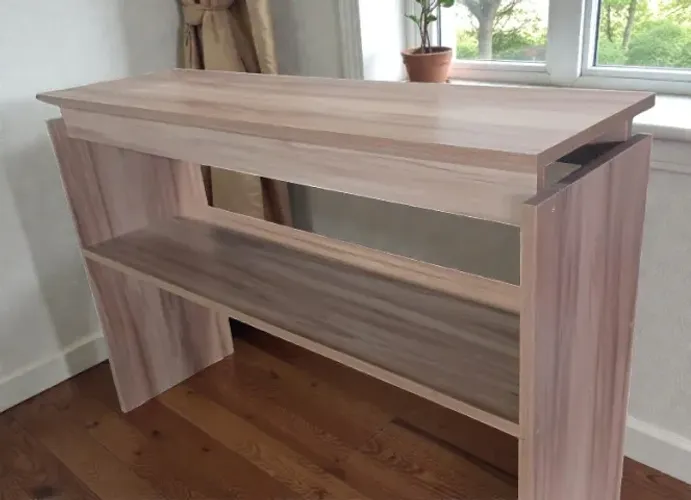 Aparador de madeira, novo.