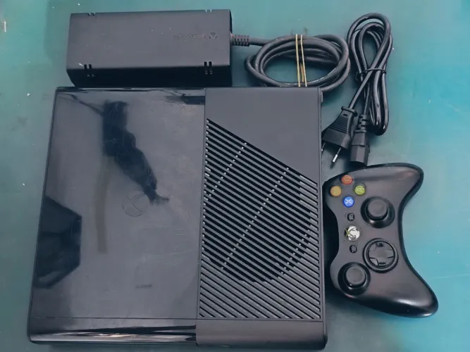 Xbox 360 E Slim 500GB Original Microsoft + 90 Jogos + 1 Controle