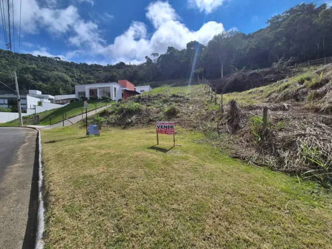 Terreno aclive, 857 m², 18 de frente, em condomínio fechado.