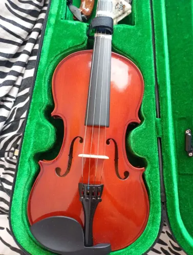 Violino semi novo em ótimo estado de conservação