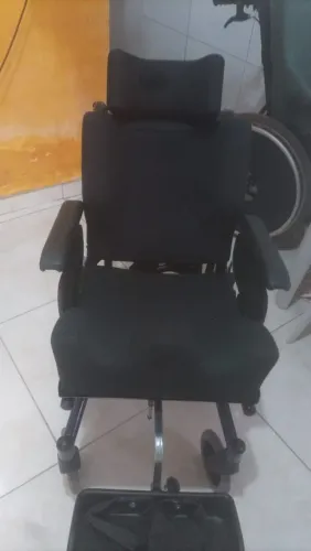 Vende-se uma cadeira de roda nova era da minha filha mas não deu nela