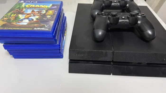 PlayStation 4 com 2 controles e 5 jogos